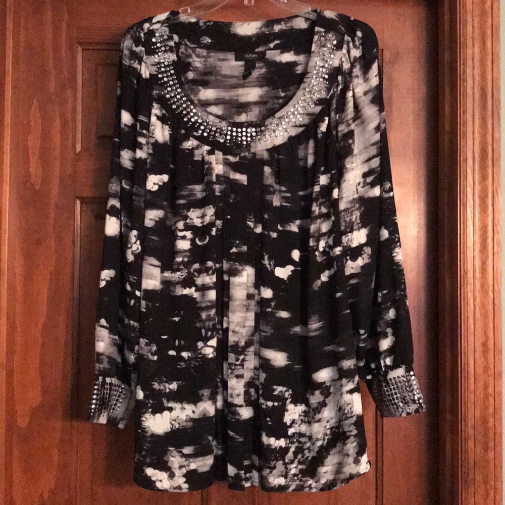 Alfani black/white top, 20W